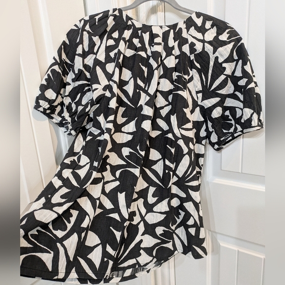 Black and White Patterned Women's Short Sleeve Top - Picture 11 of 14